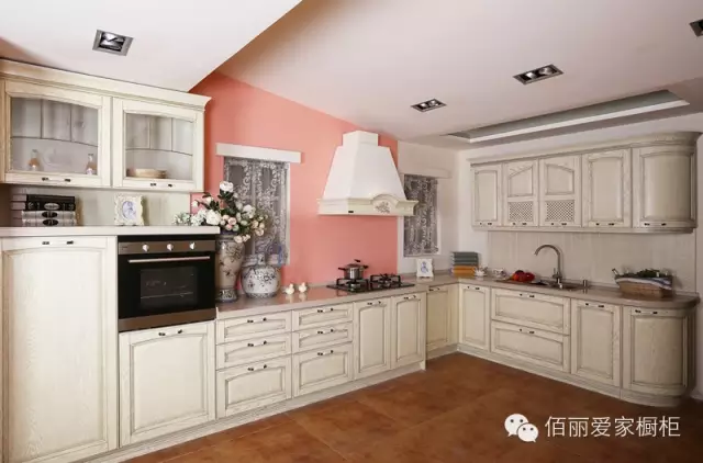 佰麗愛家櫥柜之迷情英倫，美國紅橡實(shí)木廚柜發(fā)濃郁的田園風(fēng)情